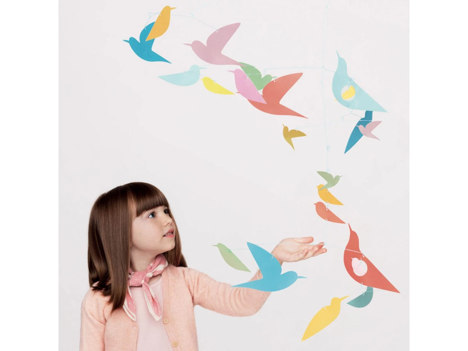 Djeco DD04375 - Mobiles Papier Oiseaux Multicolores 7 Djeco DD04375 - Mobiles Papier Oiseaux Multicolores – Image 5