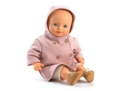 Djeco DJ07734 - Pomea -Vêtements De Poupées - Manteau à Capuche -Petit Monde Soldes djeco dj07734 pomea vetements de poupees manteau a capuche 1600 1