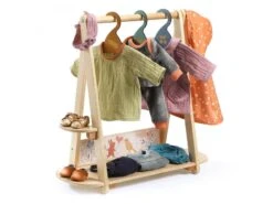 Djeco DJ07782 - Pomea - Le Rangement - Grand Portant Vêtements -Petit Monde Soldes djeco dj07782 pomea le rangement grand portant vetements 1600 1