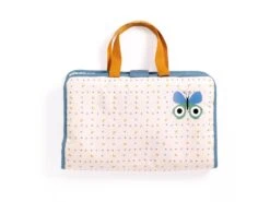 Djeco DJ07851 - Pomea - Le Soin - Sac à Langer Blue Fly 7 Djeco DJ07851 - Pomea - Le Soin - Sac à Langer Blue Fly -Petit Monde Soldes djeco dj07851 pomea le soin sac a langer blue fly 1600 1