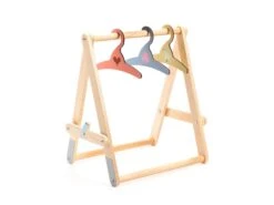 Djeco DJ07861 - Pomea - Le Rangement - Portant Vêtements, 3 Cintres