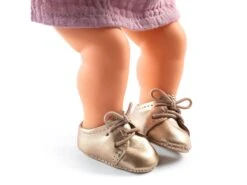 Djeco DJ07887 - Pomea -Vêtements De Poupées - Chaussures Dorées -Petit Monde Soldes djeco dj07887 pomea vetements de poupees chaussures dorees 1600 2